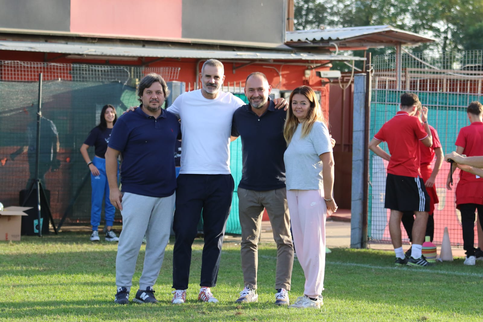 Gli organizzatori di tornei di calcio giovanile, Marco Mameli e Giorgia Contu, con Stefano Sorrentino e Gianni Di Marzio